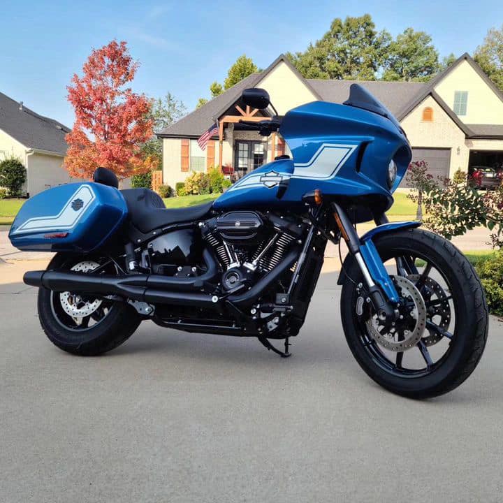 Thunderheader exhaust system for M8 Softail – Black heat shields on lowrider ST