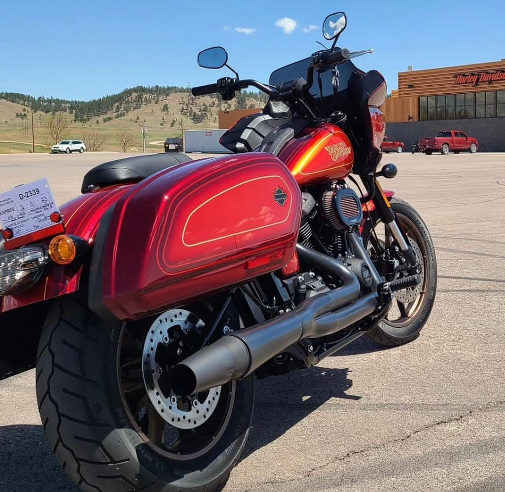 Thunderheader exhaust system for M8 Softail – Black heat shields on lowrider ST El Diablo